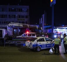 Ankara'da otomobilin sıkıştırdığı polis aracı bariyerlere çarptı: 2 yaralı