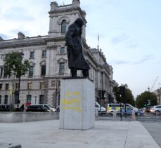 Churchill'in heykelinin kaidesine yeniden “ırkçı” ifadesi yazıldı