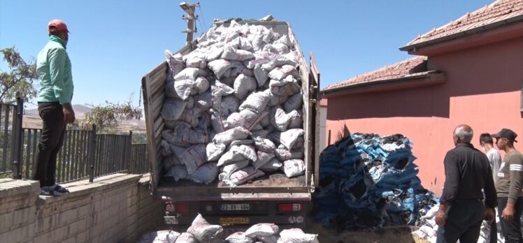 Elazığ'da okulların ihtiyacı için gönderilen kömürün dağıtımına başlandı