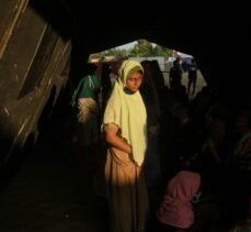 Endonezya’da denizde mahsur kalan 297 Arakanlı Müslüman kurtarıldı