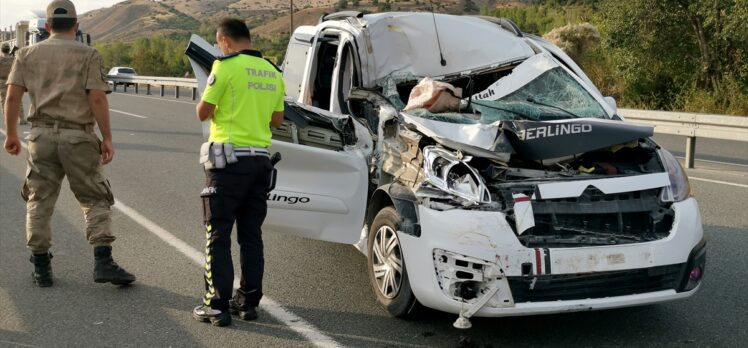 Erzincan'da hafif ticari araç tıra çarptı: 7 yaralı