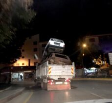 Erzurum'da 2 otomobil yüklenen kamyonetin tehlikeli yolculuğu kameraya yansıdı