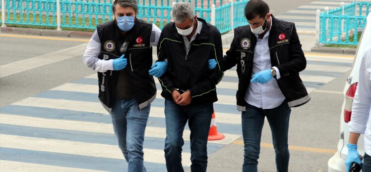 Erzurum'da aracında 61 kilo 750 gram eroin bulunan emekli polis adliyeye sevk edildi