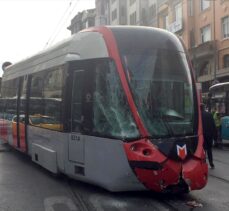 Fatih'te tramvay ile servis aracı çarpıştı