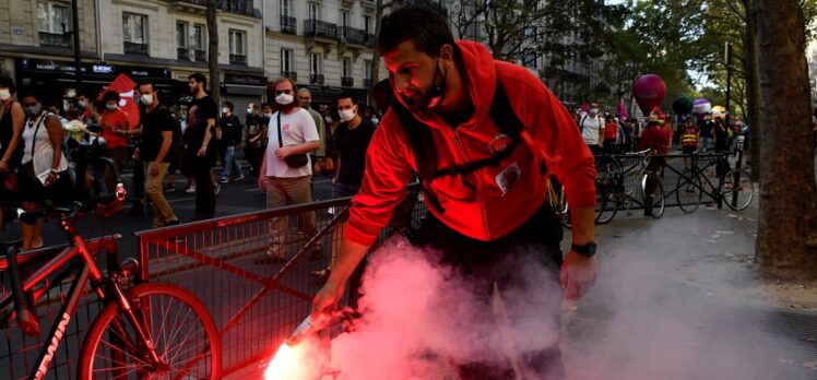 Fransa'da Macron ve hükümet karşıtı protestolar düzenlendi