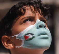 Gazzeli sanatçı, maske kullanımını teşvik için çocukların yüzlerini boyuyor