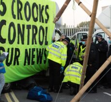 İngiltere'de eylemciler bazı gazetelerin dağıtılmasını önledi