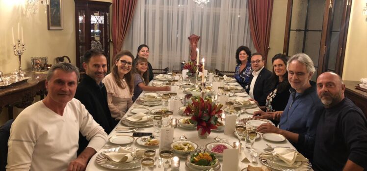 İtalyan tenor Andrea Bocelli, Türkiye’nin Prag Büyükelçiliğini ziyaret etti