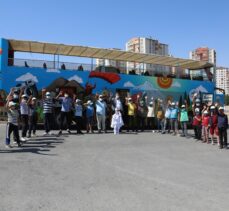 Kayseri'de tarlada çalışan çocuklara üstü açık tur otobüsü gezisi