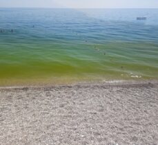 Konyaaltı Sahili'nin bir noktasında deniz suyunun rengi değişti