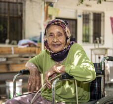 Mersin'deki 85 yaşındaki Nebiha nineye tekerlekli sandalye hediye edildi