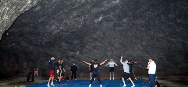 Milli boksörler Hititler'den kalan tuz mağarasında çalışıyor