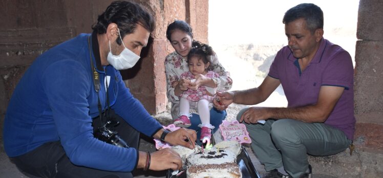 Minik kızı Ani'nin doğum gününü Ani Ören Yeri'nde kutladı