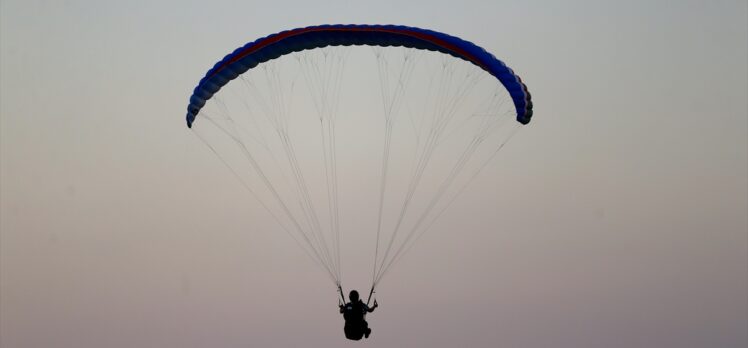 Sakarya'da yamaç paraşütü tutkunlarının görsel şöleni büyüledi