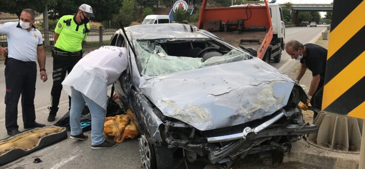 Samsun'da refüje çarparak takla atan otomobildeki 4 kişi yaralandı