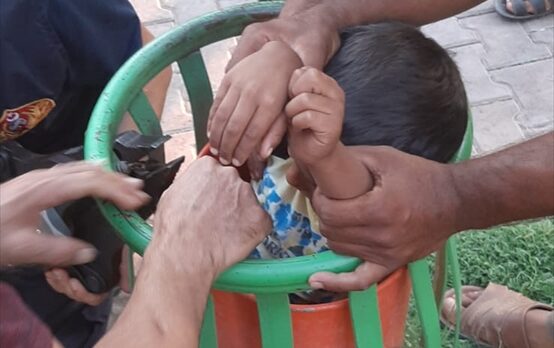 Şanlıurfa'da çöp kutusuna sıkışan çocuk kurtarıldı