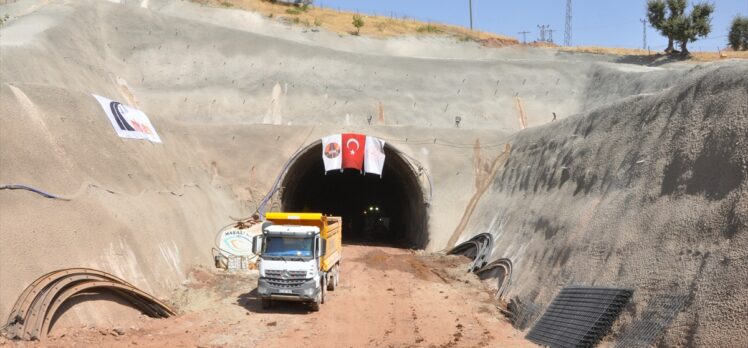 Terör örgütünün engellemelerine rağmen “Eruh-Fındık Yolu ve Tünel Projesi” sürüyor