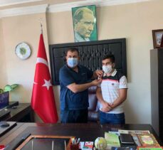 TÜDKİYEB Başkanı Çelik'ten tıp fakültesini kazanan Ercişli çobana ödül