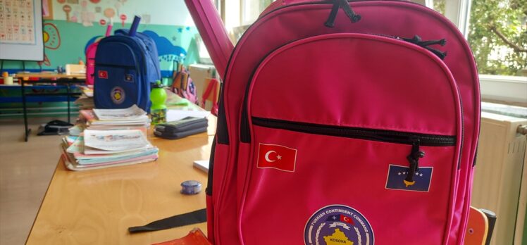 Türk askerinden Kosova’daki öğrencilere kırtasiye yardımı