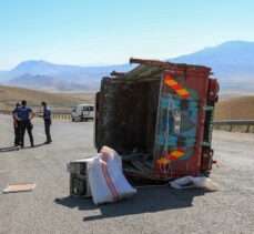 Van'da kamyonet devrildi: 2 yaralı