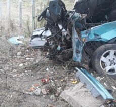 Zonguldak'ta ikiye bölünen otomobilin sürücüsü sağ kurtuldu