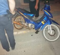 Adana'da kaldırıma çıkan motosikletli yayaya çarptı: 2 yaralı