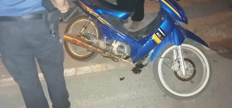 Adana'da kaldırıma çıkan motosikletli yayaya çarptı: 2 yaralı
