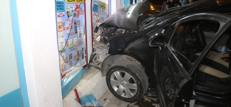 Adana'da marketin girişine çarpan otomobilin sürücüsü yaralandı