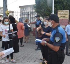 Adana'da polisten, öğrenci ve velilere Kovid-19 bilgilendirmesi