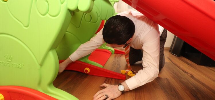 Ağrı Belediye Başkanı Sayan, otizm hastası çocuğun odasına “mini park” kurdu