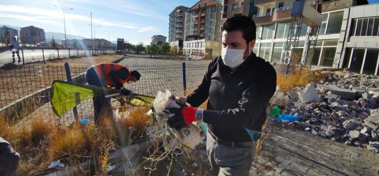 Ağrı Belediye Başkanı Sayan, temizlik işçileriyle çöp topladı, süpürgeyle temizlik yaptı