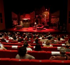 Antalya Şehir Tiyatroları “Kadife Çiçekleri” oyununu sahneledi