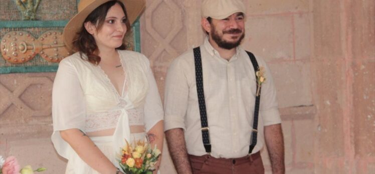 Antalya'da evlenen veteriner çift nikah şekeri yerine mama dağıttı