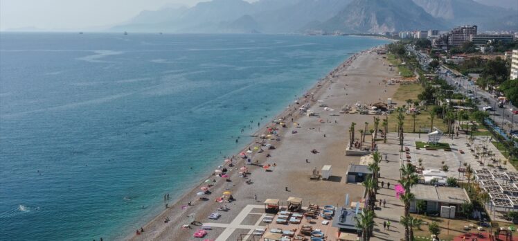 Antalya'da güneşli havada sahillerde yoğunluk oluştu