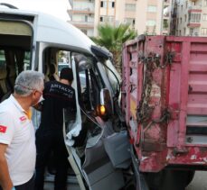 Antalya'da servis minibüsü park halindeki tıra çarptı: 12 yaralı