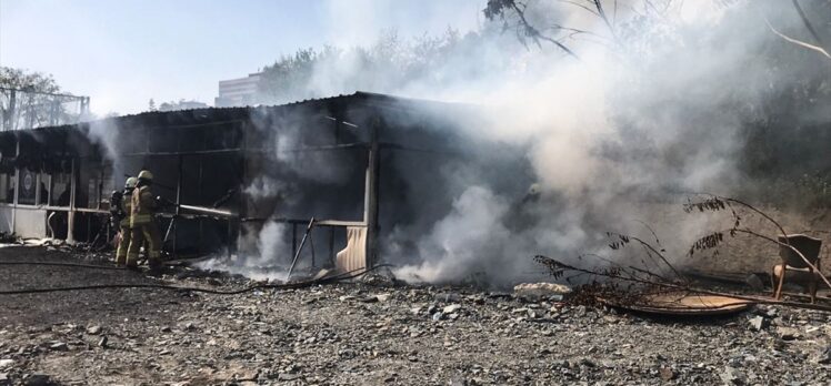 Bakırköy'de halı saha deposunda yangın
