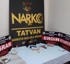 Bitlis'te arama yapılan otomobilde uyuşturucu, ruhsatsız tabancalar, altın ve para bulundu