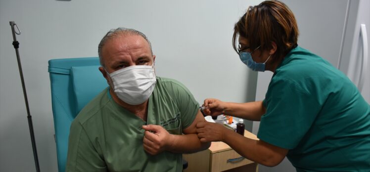 Çin'den getirilen Kovid-19 aşısı İnönü Üniversitesinde de denenmeye başlandı
