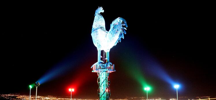 Denizli'de Azerbaycan bayrağının renkleri ışıkla 27 metrelik horoz heykeline yansıtıldı