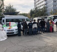Düğün konvoyu gibi süslenen 3 araçta 16 göçmen yakalandı