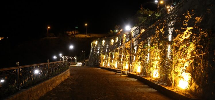 Erzurum'da ışıklandırması yapılan Tortum Şelalesi eşsiz güzelliğe büründü