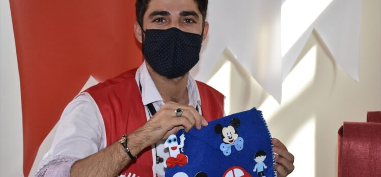 Gönüllülerin tasarladığı çantalar sığınmacı ailelerin çocuklarına hediye edilecek