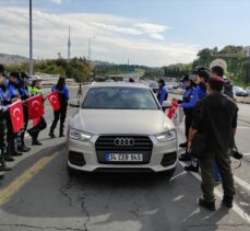 İstanbul'da uygulama yapan polis ekipleri, sürücülere Türk bayrağı hediye etti