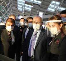 İzmir Valisi Köşger Adnan Menderes Havalimanında Kovid-19 denetimine katıldı: