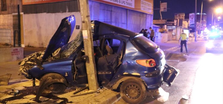 İzmir'de aydınlatma direğine çarpan otomobilin sürcüsü ağır yaralandı