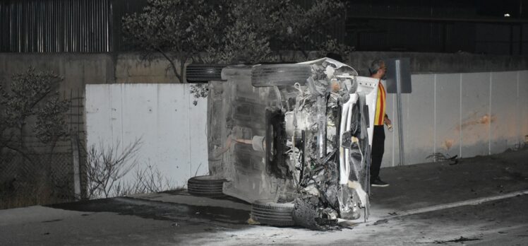 İzmir'de otomobilin devrilmesi sonucu 2 kişi yaralandı