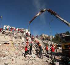 Bakanlar Kurum ve Gül, Bayraklı'daki enkaz alanında incelemede bulundu