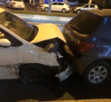 Kahramanmaraş'ta ehliyetsiz sürücünün kullandığı otomobil 6 araca çarptı