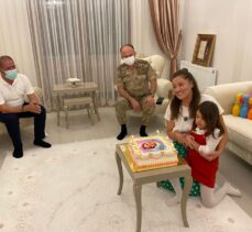 Kahramanmaraş'ta şehit kızına babasının adaşı komutanla doğum günü sürprizi