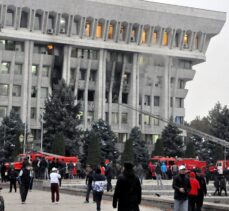 Kırgızistan Cumhurbaşkanlığı binasında çıkan yangın kontrol altına alındı